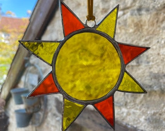 Sonnenfänger aus Buntglas mit sonniger Sonne