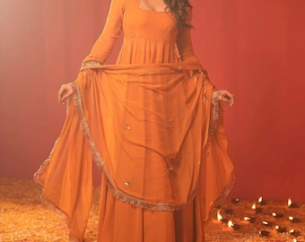 Hochzeitsgast Anarkali-Anzug mit Hose und Dupatta: Festliches indisches Outfit