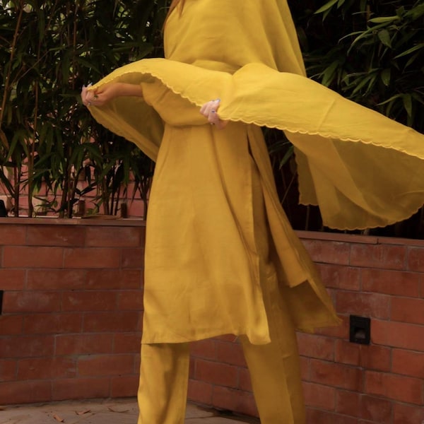 Yellow Muslin Shalwar Kameez: Elegant Pakistani Suit with Dupatta