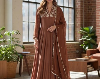 Brown Anarkali Kleid Partywear: Hand bestickt Seide Salwar kameez ready made