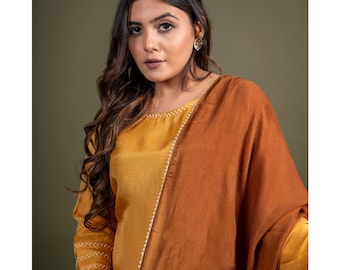 Salwar Kameez de seda amarilla hecho a mano: conjunto de kurta y pantalón bordados, dupatta sombreada.