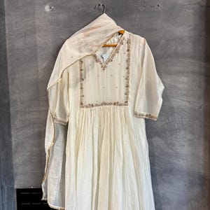 手刺繍のオフホワイト サルワール カミーズとドゥパッタ - 米国の女性用パキスタン スーツ