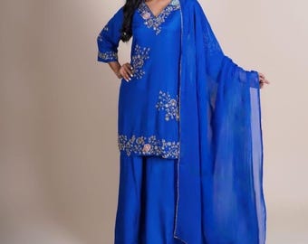 Ensemble palazzo en soie bleue brodée à la main : tenue d'invitée à un mariage indien