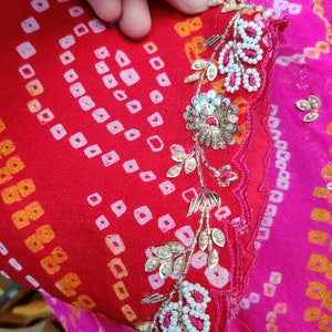 Bruidsrood Bandhani-pak, elegant Zardozi-borduurwerk, prachtige traditionele trouwjurk afbeelding 3