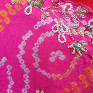 Bruidsrood Bandhani-pak, elegant Zardozi-borduurwerk, prachtige traditionele trouwjurk afbeelding 9