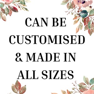 Pu&ograve; includere: Uno sfondo bianco con bordi floreali e il testo "CAN BE CUSTOMISED & MADE IN ALL SIZES".