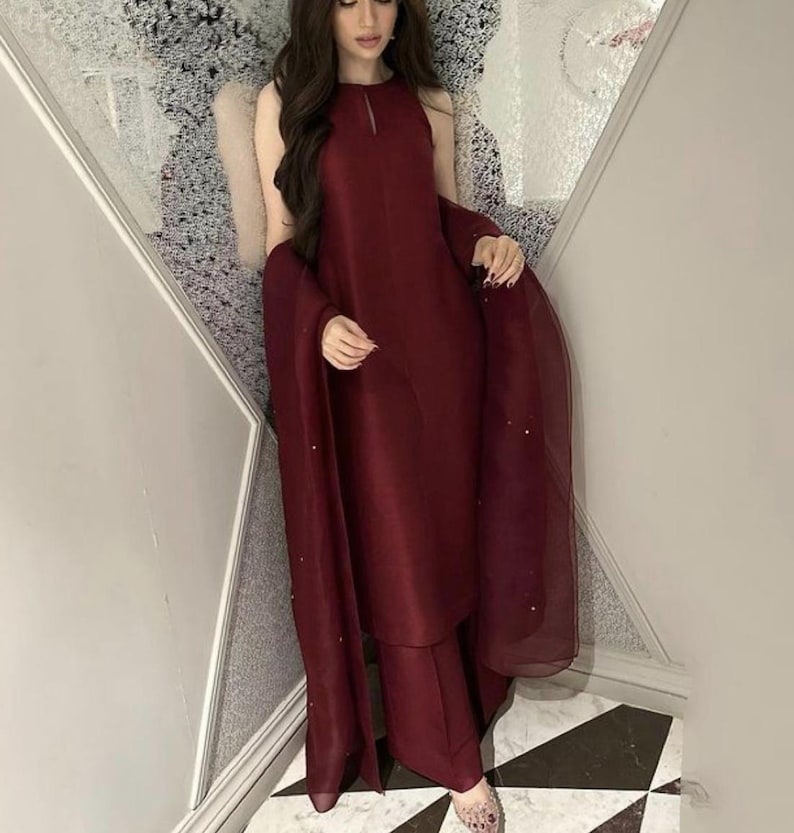 "Mayoon Pakistani suit for women featuring a premium silk kurti set with organza dupatta and pant set, available in 4XL size shalwar kameez."