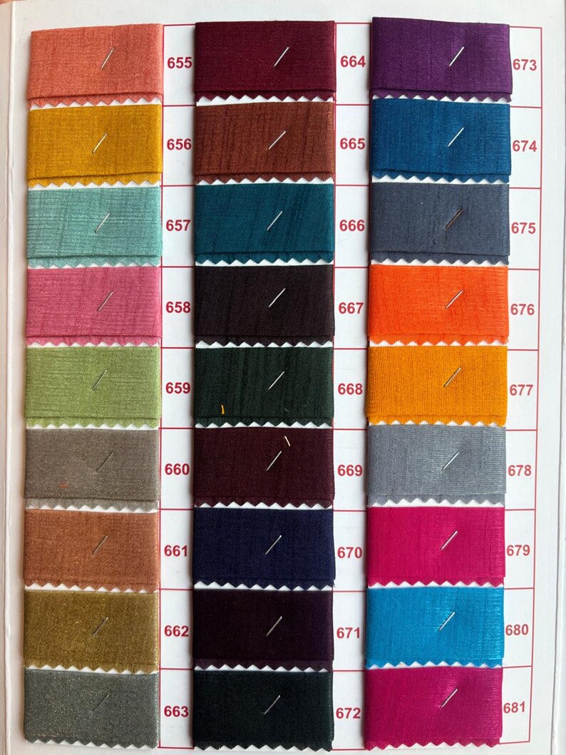 Pu&ograve; includere: Una cartella colori di campioni di tessuto con i numeri da 655 a 681. I campioni sono disposti in file di tre, con ogni fila che contiene un colore diverso.