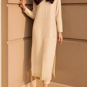 Grüne Seide Salwar Kameez Fertig: Collared Kurti Pant Set off white