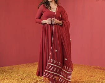 Red Georgette Anarkali Anzug Readymade: Party Wear Salwar Kameez, Gota Detaillierung