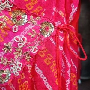 Bruidsrood Bandhani-pak, elegant Zardozi-borduurwerk, prachtige traditionele trouwjurk afbeelding 8