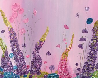 Könnte beinhalten: Ein Gemälde, das ein Feld mit lila und rosa Blumen auf einem hellrosa Hintergrund zeigt. Die Blumen sind in einem lockeren, impressionistischen Stil gemalt.