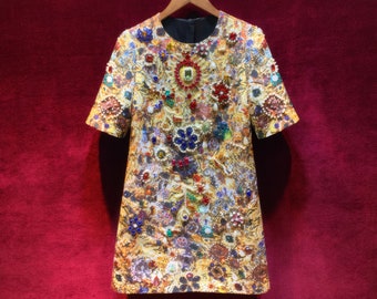 Robe trapèze dorée à broderies françaises vintage - Détails floraux 3D et bijoux| Robe de soirée romantique |  Jupe en tissu personnalisé|Robe pour invités de la mariée