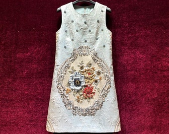 Robe vintage brodée française (2 couleurs) Fleurs 3D et ornements bijoux | Robe d'invité perlée des années 70|Robe romantique avec appliques 3D | Idées cadeaux de vêtements