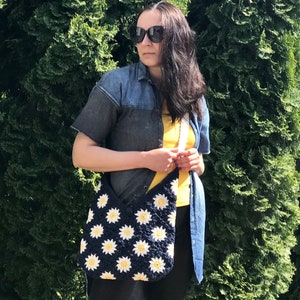 Tasche Kamille, Hippie-Boho-Stil, Granny-Square-Motiv, handgefertigt, Häkeltasche mit langem Henkel aus Baumwolle, Patchwork-Tasche natur. Auf Bestellung!