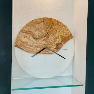 Väggklocka av olivträ och epoxiharts