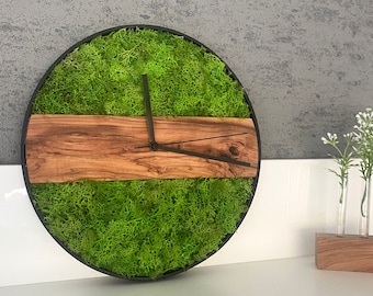 Wall Clock Olive Wood & Iceland Moss