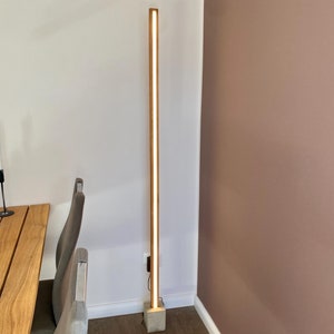 Lampada da terra moderna in rovere