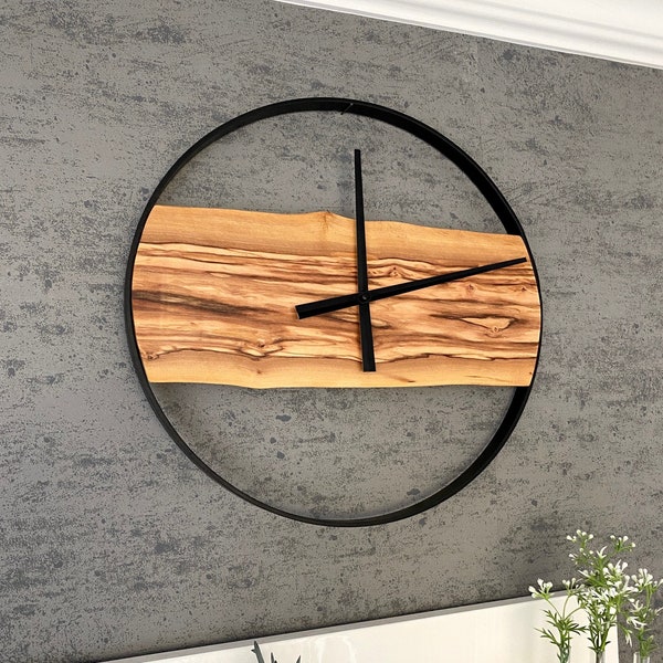 Reloj de pared moderno de madera de olivo.