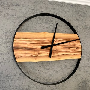 Horloge murale moderne en bois d'olivier image 2