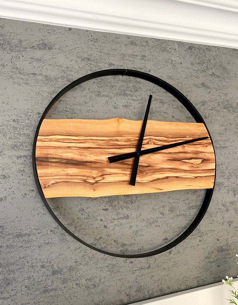 Horloge murale moderne en bois d'olivier image 2