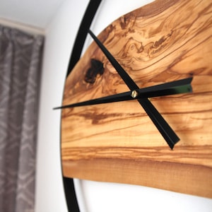 Horloge murale moderne en bois d'olivier image 8