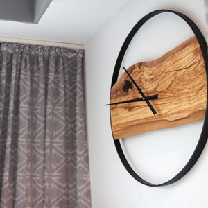 Horloge murale moderne en bois d'olivier image 4