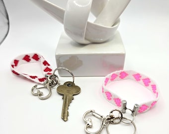 Llaveros de cuentas en telar - Patrón de corazones de San Valentín {Cuentas Miyuki Delica}