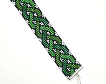 Pulsera ajustable de cuentas en telar - Nudo celta verde - Día de San Patricio {Cuentas Miyuki Delica}