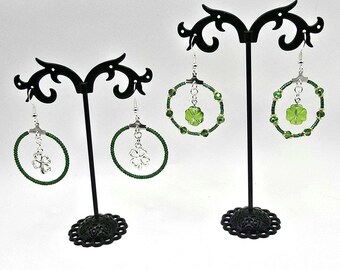 Pendientes colgantes de aro verdes hipoalergénicos con cuentas - Diseño de trébol de cuatro hojas del Día de San Patricio