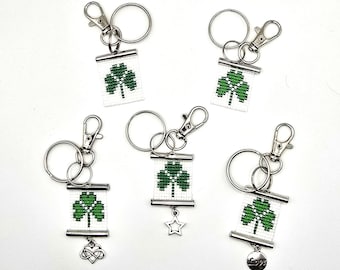 Llaveros/colgantes de cuentas en telar - Patrón de trébol verde para el Día de San Patricio {Cuentas Miyuki Delica}