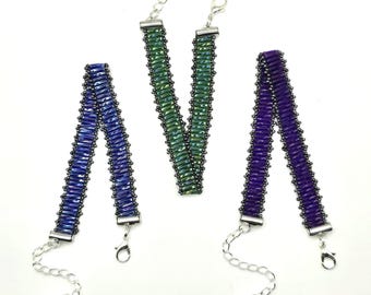 Pulseras ajustables tejidas a mano - Punto de escalera modificado {Miyuki Bugle y cuentas de semillas}