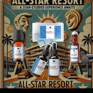 Puede incluir: Un cartel de viaje vintage con una ilustración retro de un coche conduciendo por una carretera con palmeras y un hotel en el fondo. El cartel tiene el texto "All-Star Resort" y "A Star-Studded Experience Awaits". Hay cinco botellas de aceites esenciales con etiquetas que dicen "The Upside Down Collection" y "All-Star Resorts".
