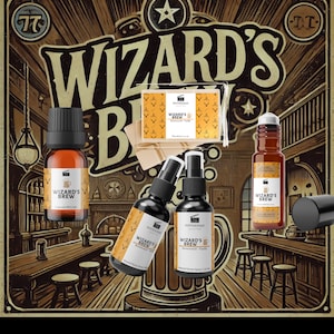 Puede incluir: Un conjunto de cuatro productos con temática de "Wizard's Brew", que incluye una botella de vidrio marrón de aceite de fragancia, una botella de vidrio marrón con rodillo de aceite esencial, una botella de vidrio marrón con atomizador de ambientador y una barra de cera derretida. Todos los productos están etiquetados con el texto "Wizard's Brew" y presentan una ilustración de dibujos animados de una jarra de cerveza.