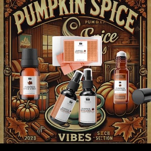 Puede incluir: Un conjunto de productos con aroma a especias de calabaza, que incluye una vela, jabón, spray para el ambiente, aceite esencial y aceite de rodillo. Todos los productos están etiquetados con el texto "Pumpkin Spice Vibes" y presentan un diseño de hoja de arce. La imagen también incluye una calabaza, palitos de canela y un fondo de estilo vintage.