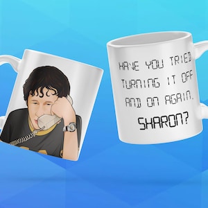 Roy The IT Menge personalisierte Tasse - individuelles Geschenk mit &quot;Haben Sie versucht, es wieder aus- und wieder einzuschalten?&quot; Add Irgendein Name - Lustige IT Tasse