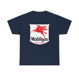 Könnte beinhalten: Marineblaues T-Shirt mit einem weißen und roten Vintage-Mobilgas-Logo mit einem roten geflügelten Pferd und dem Text "Mobilgas SOCONY-VACUUM".