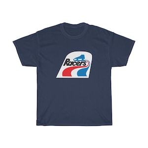Puede incluir: Camiseta azul marino con un logotipo blanco, rojo y azul de un patinador sobre una pista con la palabra "Racers" en negro.