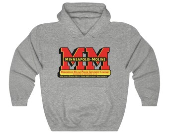 Könnte beinhalten: Ein grauer Kapuzenpullover mit einem roten und gelben Logo, auf dem "MM MINNEAPOLIS-MOLINE MINNEAPOLIS-MOLINE POWER IMPLEMENT COMPANY MINNEAPOLIS, MINN. U.S.A. TRACTORS POWER UNITS FARM MACHINERY IMPLEMENTS" steht.