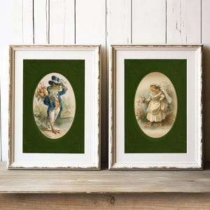 Puede incluir: Dos grabados vintage enmarcados con ranas antropomórficas. Una rana viste traje azul y sombrero de copa, con flores. La otra rana lleva un vestido de novia y velo, con un ramo. Ambos sobre un fondo verde.