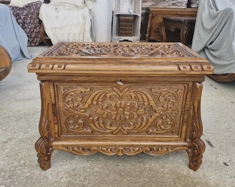 Baule contenitore in legno intagliato a mano, scatola portagioie, baule ottomano rustico con fodera in velluto, tavolino da salotto per la casa