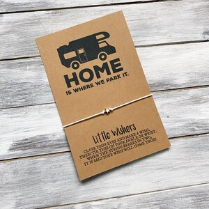 El hogar es donde lo estacionas - RV - Aventuras - Recuerdos de verano - Campamento de verano - Party Favor - RV Life - Regalo de viaje