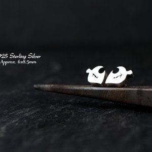 May include: A pair of sterling silver earrings shaped like leaves with a delicate design. 925 Sterling Silver Approx. 6x8.5mm