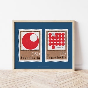 K&ouml;nnte beinhalten: Zwei Vintage-Briefmarken aus Jugoslawien mit roten geometrischen Mustern. Die linke Marke zeigt einen roten Kreis mit einer wei&szlig;en Halbmondform im Inneren. Die rechte Marke zeigt ein Raster aus 20 roten Kreisen. Beide Marken tragen den Text "PTT Jugoslavija" und einen Preis in Dinar.