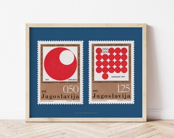 Puede incluir: Dos sellos postales antiguos de Yugoslavia con diseños geométricos rojos. El sello de la izquierda presenta un círculo rojo con una forma de media luna blanca en su interior. El sello de la derecha presenta una cuadrícula de 20 círculos rojos. Ambos sellos tienen el texto "PTT Jugoslavija" y un precio en dinares.