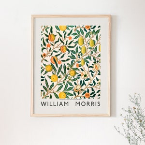 Puede incluir: Una impresi&oacute;n enmarcada de una ilustraci&oacute;n bot&aacute;nica vintage con un patr&oacute;n repetitivo de hojas verdes, limones amarillos y flores naranjas. La impresi&oacute;n est&aacute; titulada "William Morris".