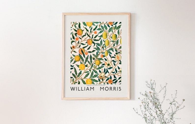 Puede incluir: Una impresi&oacute;n enmarcada de una ilustraci&oacute;n bot&aacute;nica vintage con un patr&oacute;n repetitivo de hojas verdes, limones amarillos y flores naranjas. La impresi&oacute;n est&aacute; titulada "William Morris".