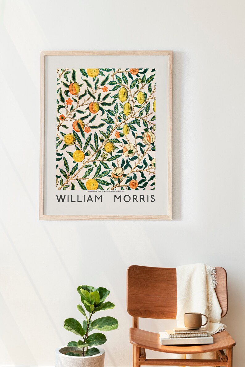 Puede incluir: Una impresi&oacute;n enmarcada de una ilustraci&oacute;n bot&aacute;nica vintage con un patr&oacute;n repetitivo de hojas verdes, limones amarillos y melocotones naranjas. La impresi&oacute;n est&aacute; titulada "WILLIAM MORRIS".