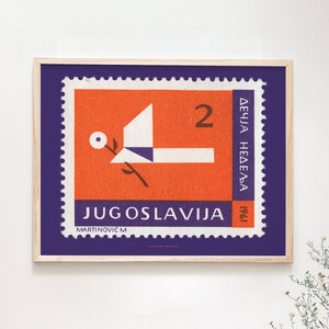 Puede incluir: Un sello postal vintage de 1961 con una paloma estilizada con una rama de olivo, impreso en naranja, blanco y morado. El sello dice "JUGOSLAVIJA" y "2 DINARA NEDELJA".