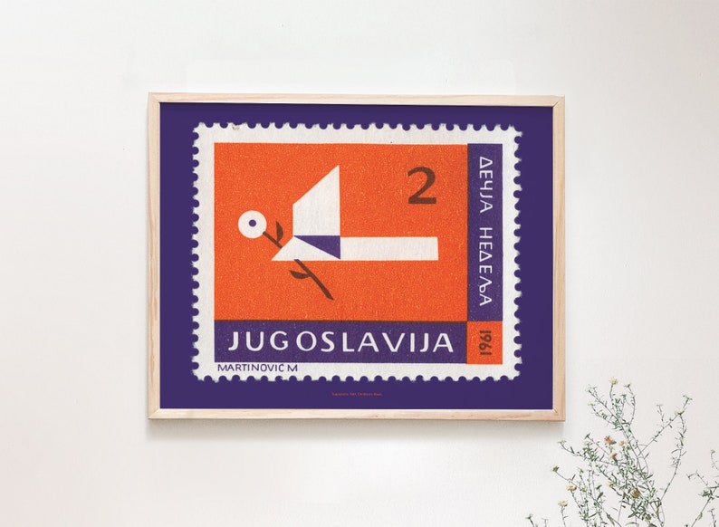Puede incluir: Un sello postal vintage de 1961 con una paloma estilizada con una rama de olivo, impreso en naranja, blanco y morado. El sello dice "JUGOSLAVIJA" y "2 DINARA NEDELJA".